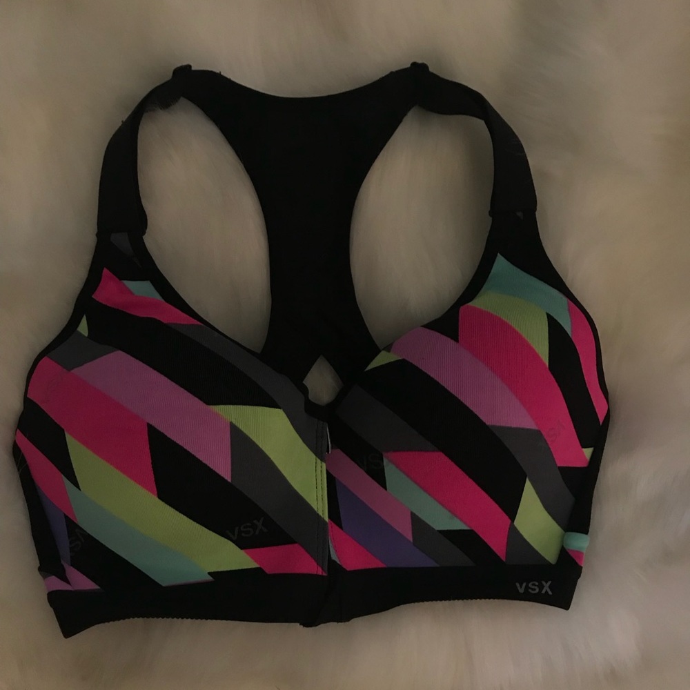 Sports bra with a front zipper